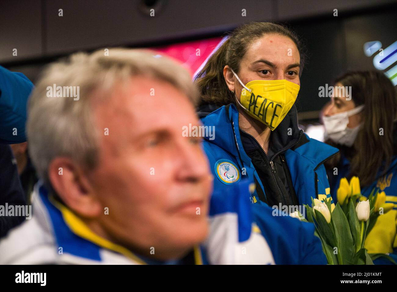 Varsavia, Polonia. 15th Mar 2022. I membri del team ucraino dei Giochi Paralimpici invernali di Pechino 2022 arrivano all'aeroporto di Chopin a Varsavia. Gli atleti ucraini che a un certo punto erano incerti se potessero partecipare alle Paralimpiadi di Pechino a causa dell'invasione russa del loro paese e si sono classificati al secondo posto nel numero di medaglie sono arrivati all'aeroporto Chopin di Varsavia invece di Kyiv dal bombardamento della capitale da parte delle forze russe. (Foto di Attila Husejnow/SOPA Images/Sipa USA) Credit: Sipa USA/Alamy Live News Foto Stock