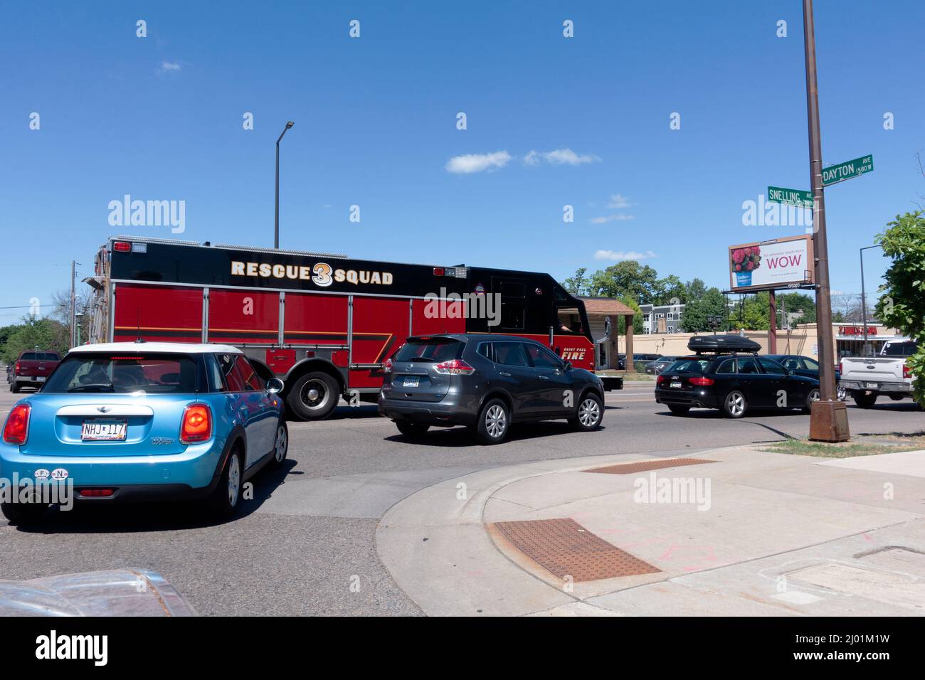 Camion di soccorso di emergenza nel traffico su una strada della città. St Paul Minnesota, Stati Uniti Foto Stock