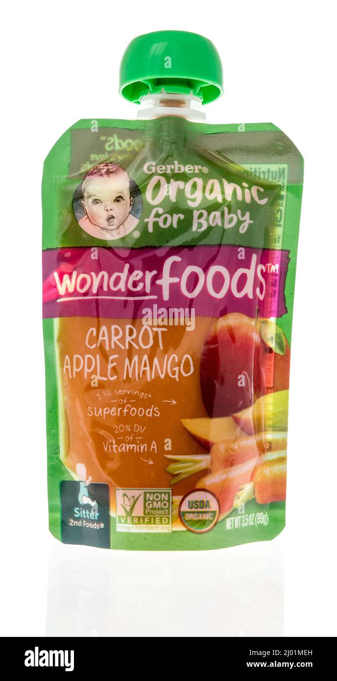 Winneconne, WI -1 marzo 2021: Un pacchetto di Gerber biologico per il bambino meraviglia alimenti carota mela mangime su uno sfondo isolato Foto Stock