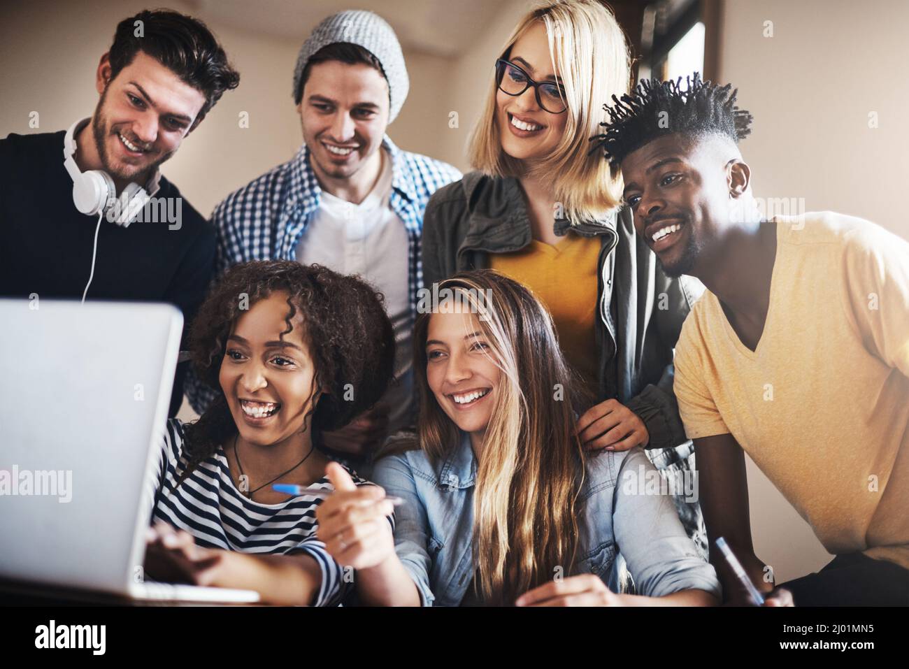 Risate tra studiare ci aiuta a rimanere concentrati. Scatto ritagliato di un gruppo di studenti universitari che lavorano insieme in classe a un incarico. Foto Stock