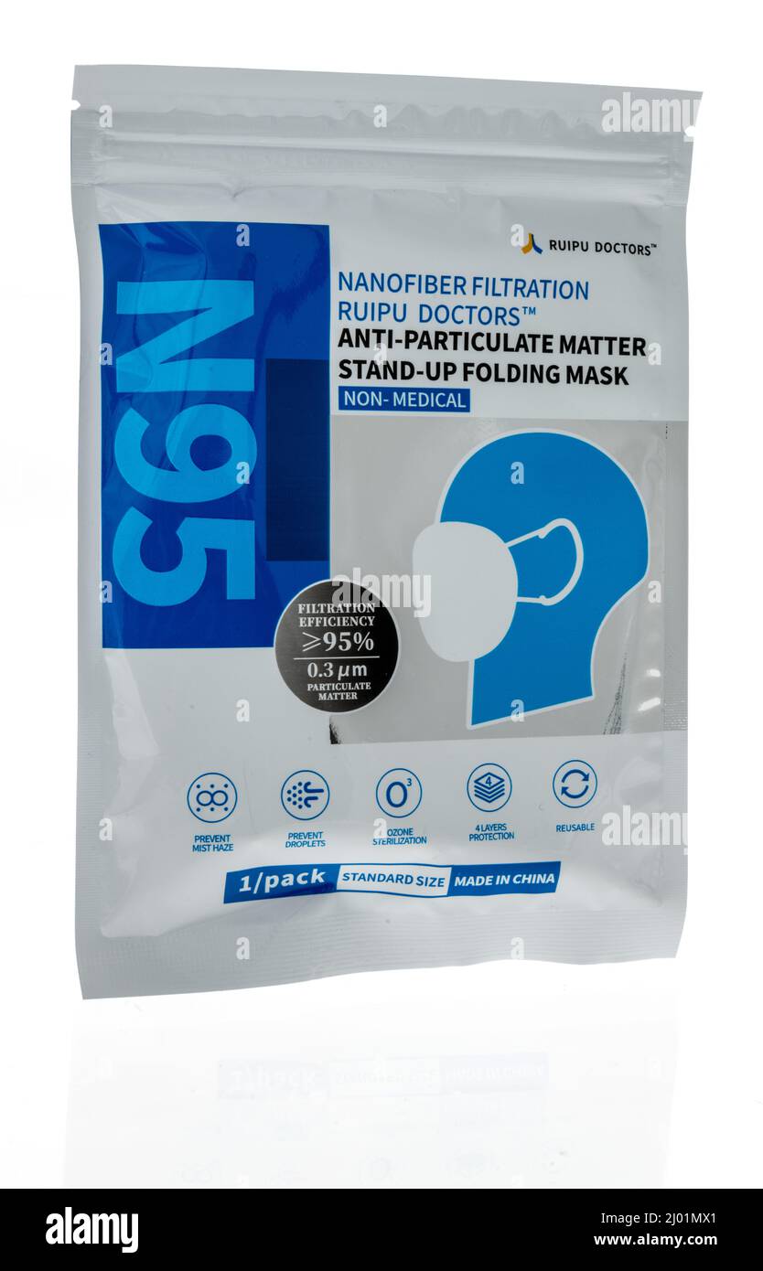 Winneconne, WI -11 marzo 2021: Una bottiglia di Ruipu medici N95 maschera facciale su uno sfondo isolato Foto Stock