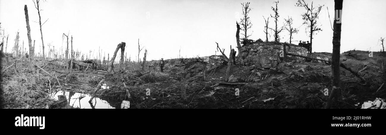 Una vista panoramica del posto di osservazione tedesco schiacciato e trincee dopo la battaglia per la cresta Messines nel WW1. Foto Stock