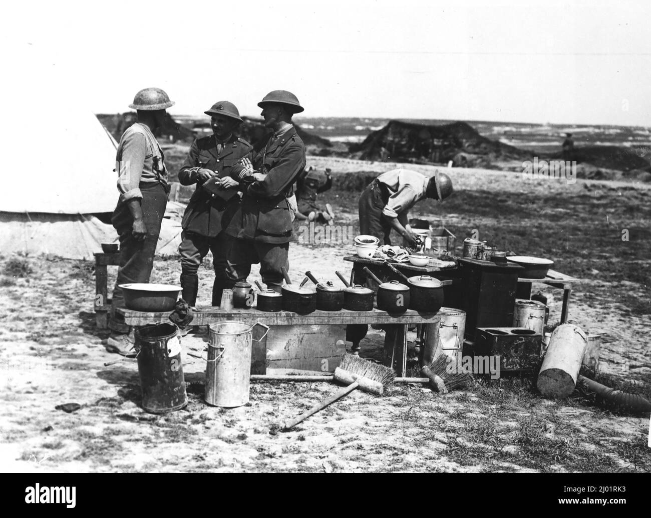 Una cucina di campo sul fronte occidentale. Pentole, lavandini e attrezzature sono tutti bilanciati su tavolini da cavalletto che circondano una tenda bianca. Foto Stock