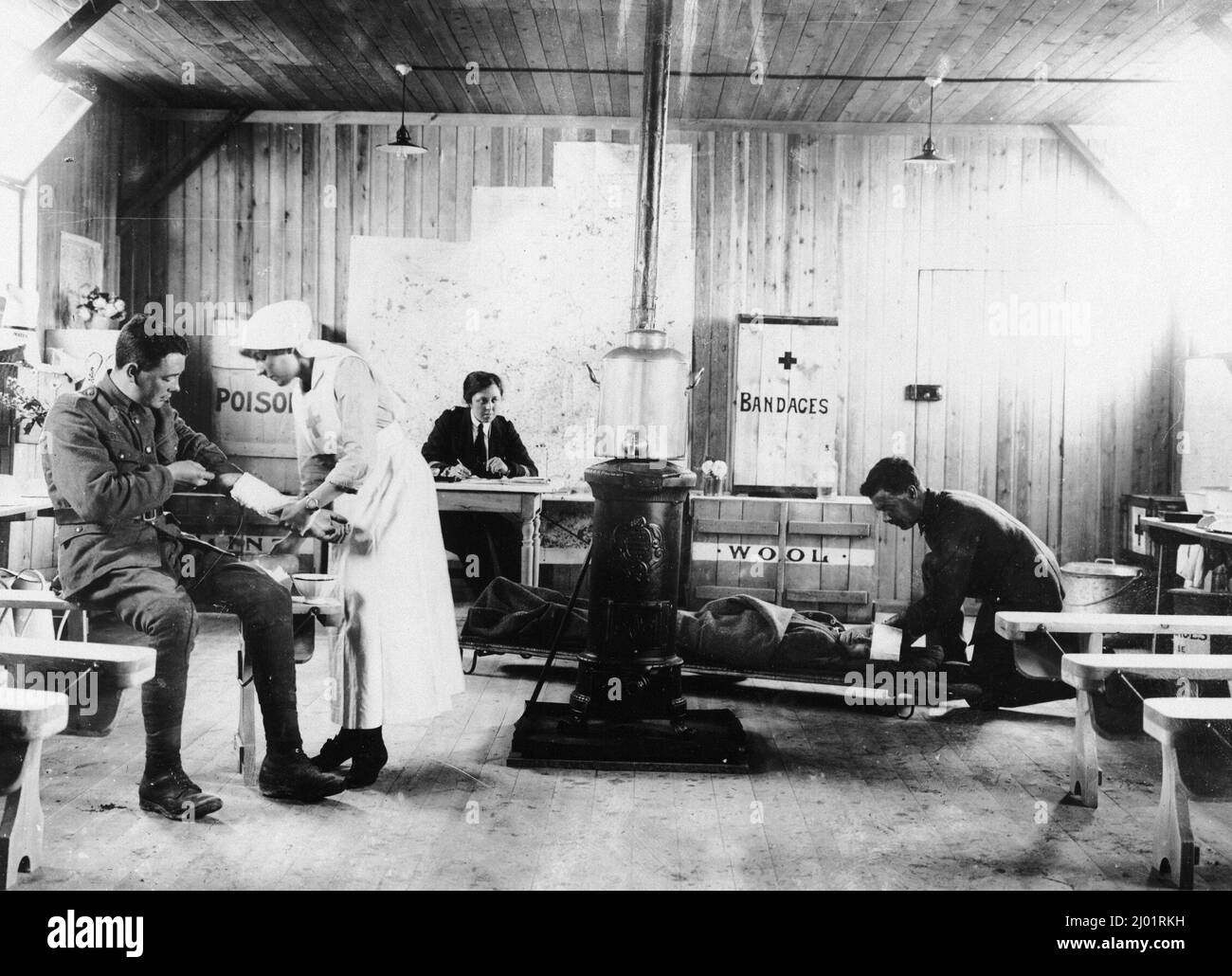 Un'infermiera VAD (Voluntary Aid distaccation) che si occupa di uomini feriti in una stazione di vestizione sul fronte occidentale durante il WW1 Foto Stock