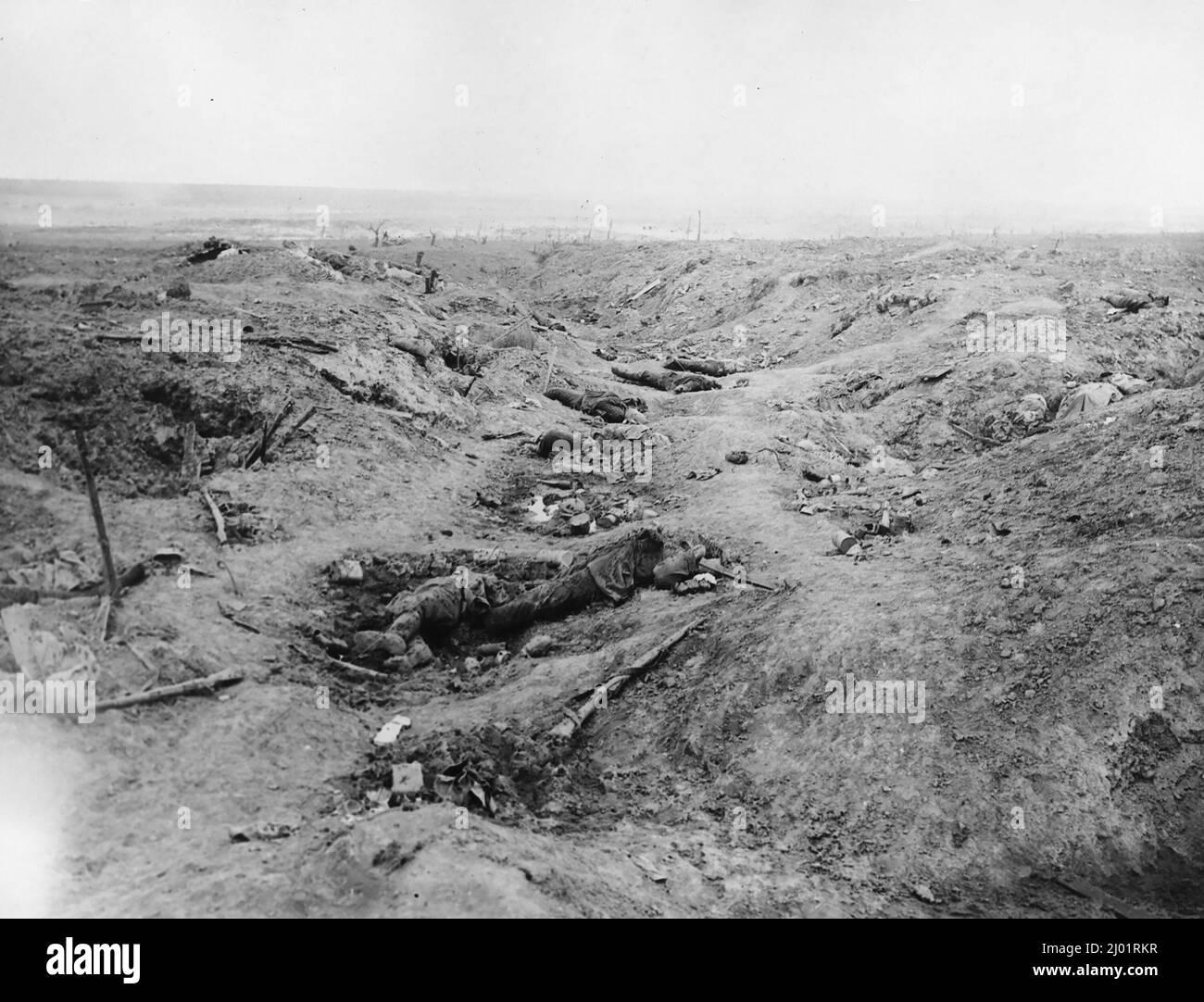 Una scena in una delle trincee tedesche di fronte a Guillemont, che mostra la distruzione operata dal bombardamento britannico durante la battaglia della Somme Foto Stock