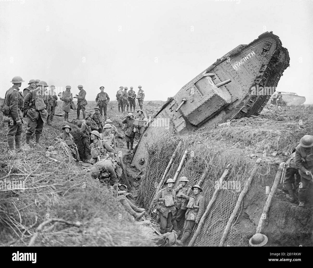 Un carro armato Mark IV (maschio) di 'H' Battaglione, 'Hyacinth', scavato in una trincea tedesca mentre sosteneva Battaglione del 1st, il Reggimento del Leicestershire vicino Ribecourt durante la battaglia di Cambrai, 20 novembre 1917. Foto Stock