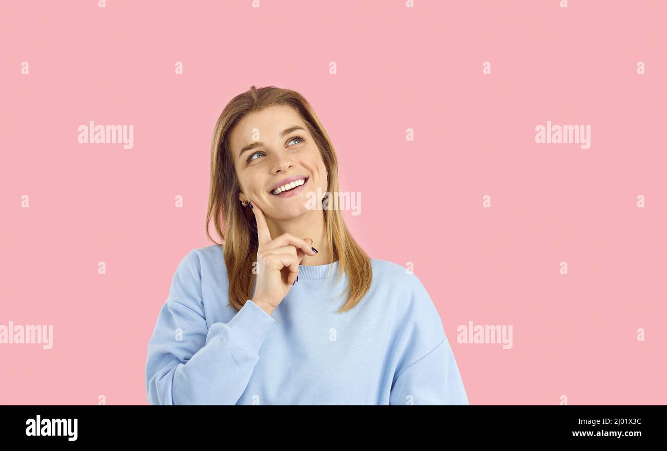 Donna felice pensiva pensare o fare piani Foto Stock