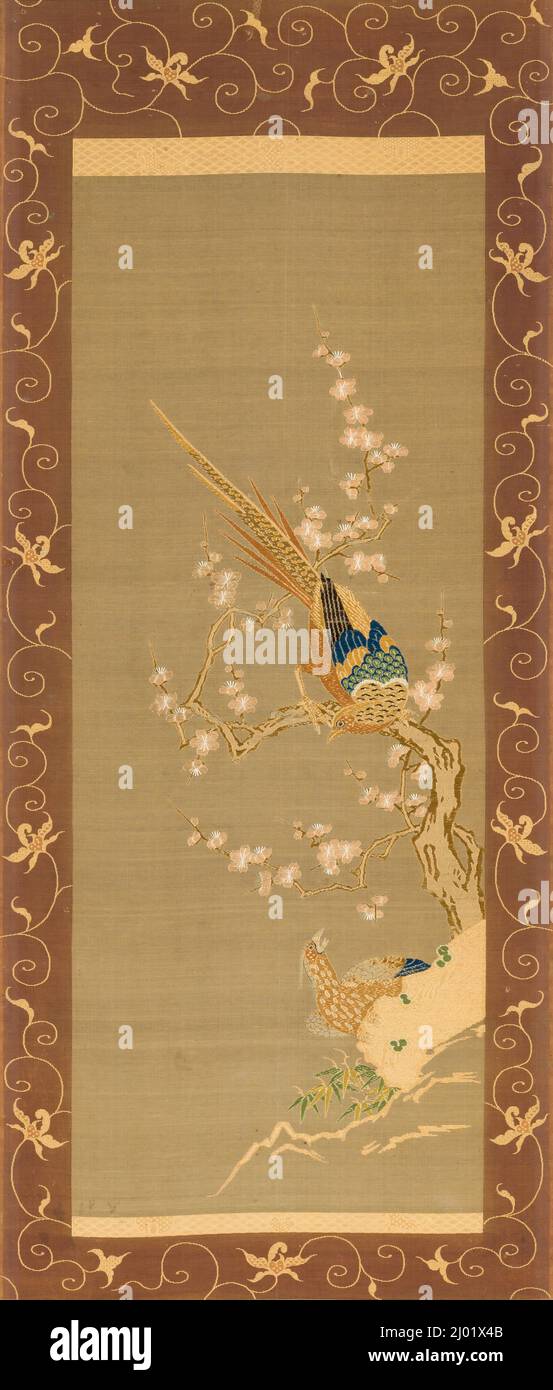 Coppia di fagi e albero di prugne fiorente. Giappone, circa 1800-1850. Tessuti; ricami. Rotolo appeso; ricamo con filo di seta Foto Stock