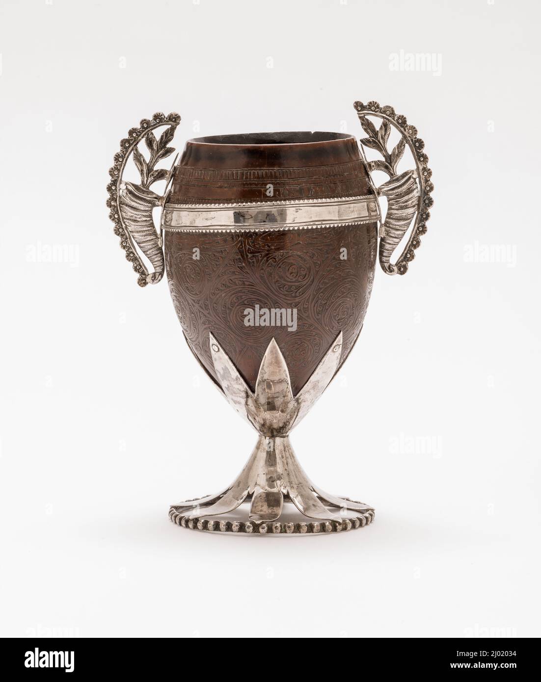 Coppa di conchiglie (Coco chocolatero). Artista non identificato. Messico, 17th-18th secolo. Mobili; Serviceware. Guscio di cocco lucido, argento Foto Stock