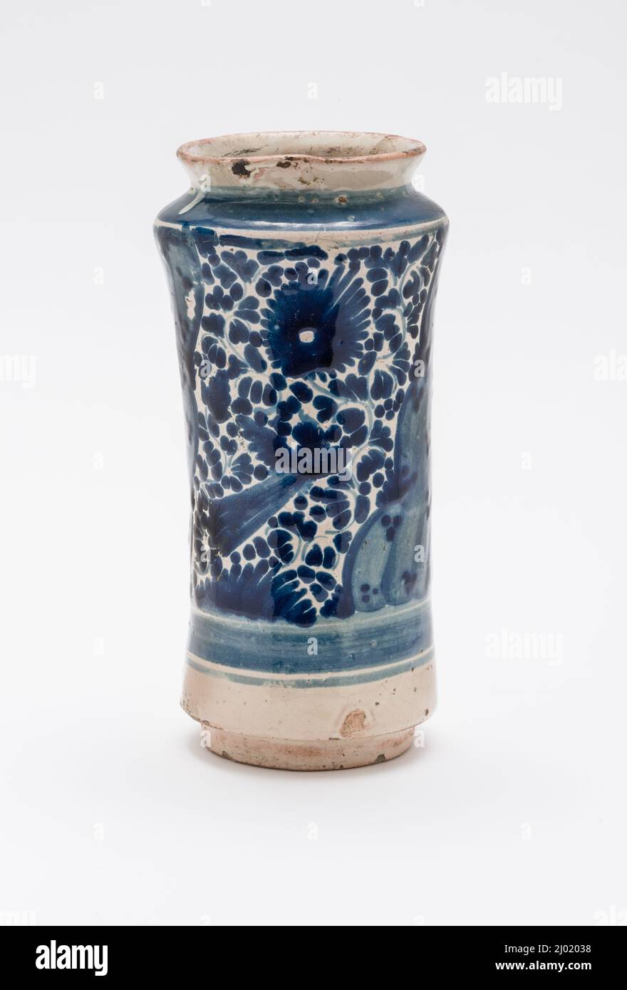 Vaso di afroceria (Albarelo). Artista non identificato. Messico, Puebla de los Ángeles, circa 1750-1800. Mobili; Mobili. Terracotta stagnata Foto Stock