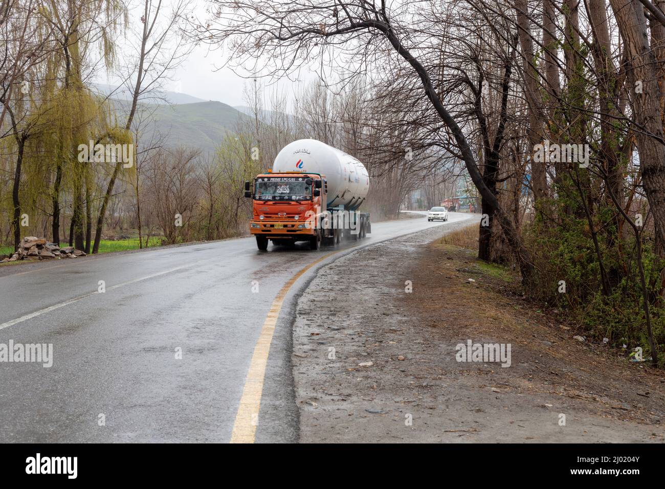 SWAT, Pakistan febbraio 2022: Rimorchio GPL per il trasporto di gas in caso di pioggia battente Foto Stock