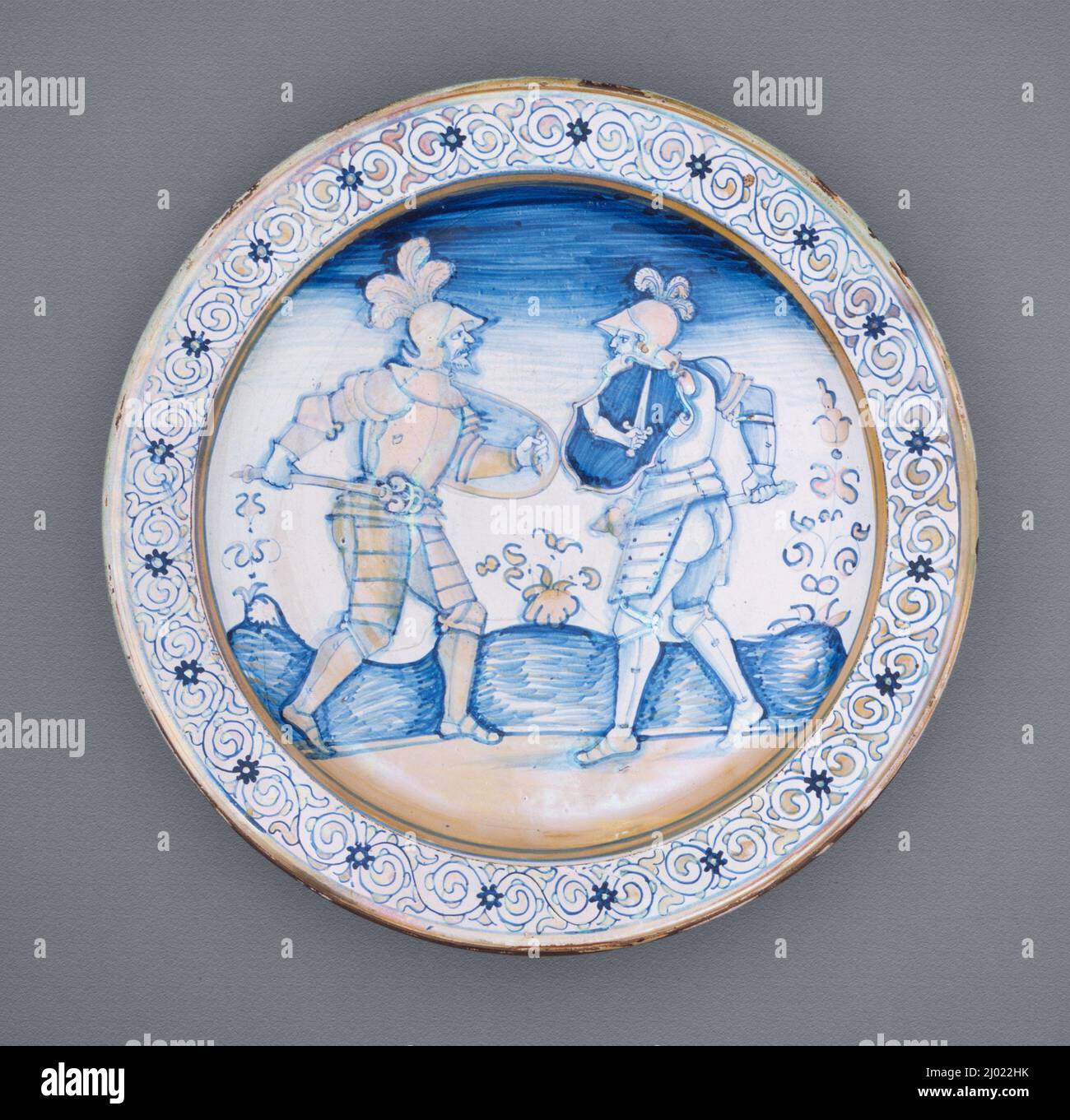 Caricabatterie con Cavalieri in battaglia. Italia, Deruta, 16th secolo. Mobili; Serviceware. Terracotta stagnata (maiolica) Foto Stock