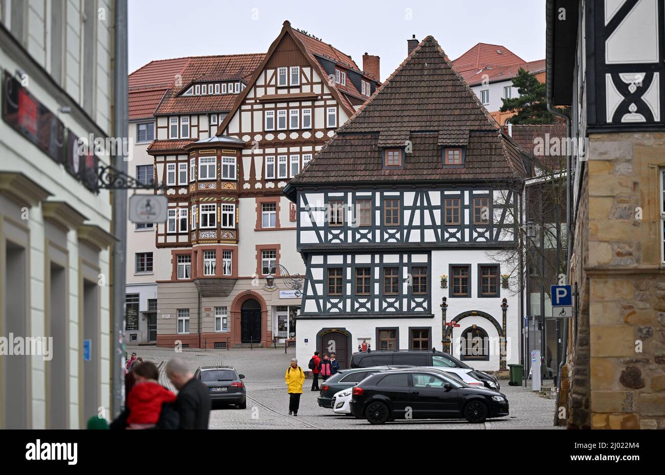 Eisenach, Germania. 15th Mar 2022. La Luther House Eisenach (M) è una delle più antiche case a graticcio della Turingia; Martin Lutero visse qui durante i suoi anni scolastici. Quest'anno, la città di Eisenach, il distretto di Wartburg e il distretto evangelico della Chiesa luterana di Eisenach-Gerstungen hanno pianificato un vasto programma di lavoro sulla traduzione di Lutero. Durante la conferenza stampa annuale della città di Eisenach, il 16 marzo, sarà presentato il programma per l'anniversario '500 anni di traduzione della Bibbia'. Credit: Martin Schutt/dpa-Zentralbild/dpa/Alamy Live News Foto Stock
