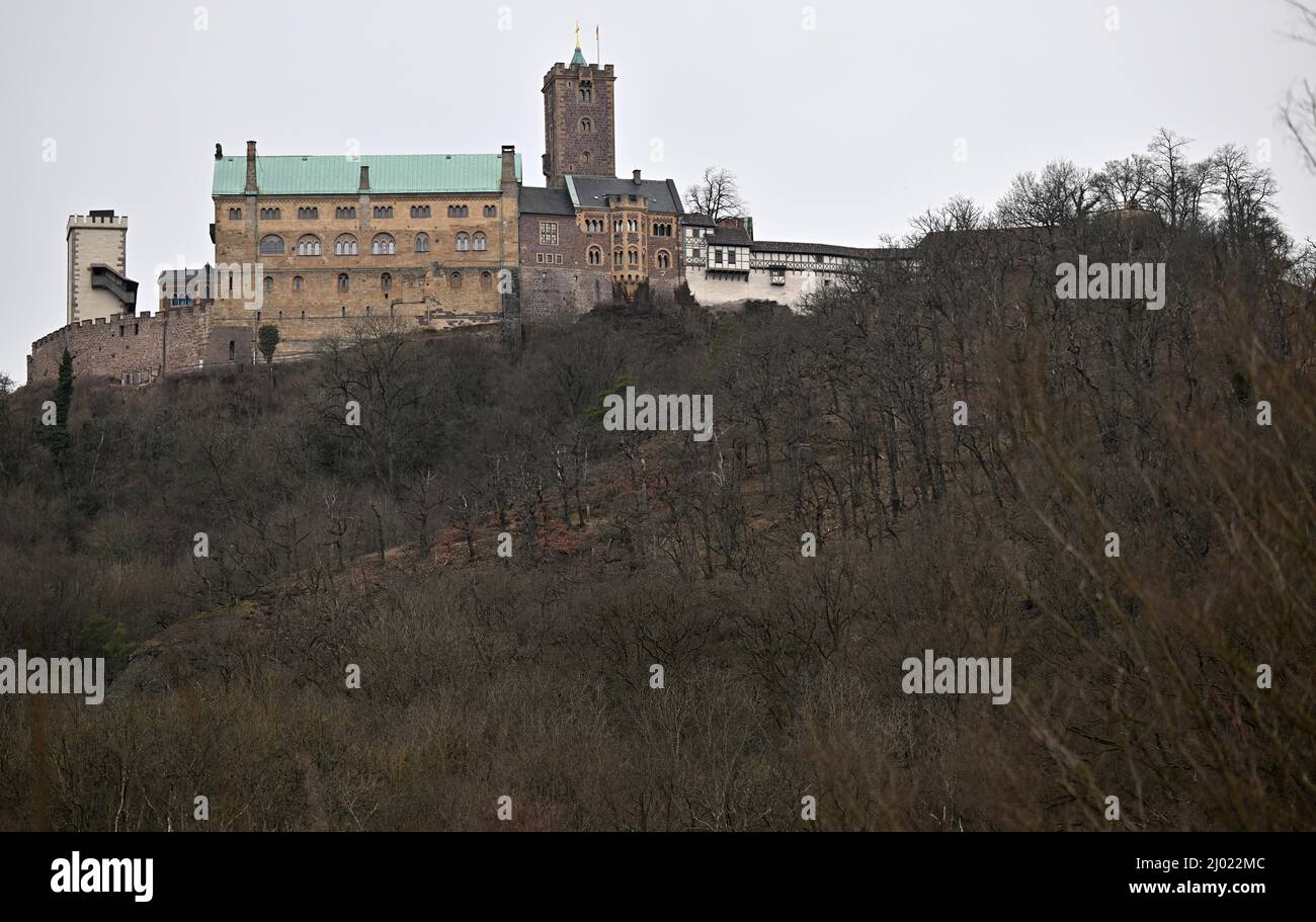 Eisenach, Germania. 15th Mar 2022. Il Wartburg, qui Martin Luther tradusse la Bibbia in tedesco. La città di Eisenach, il distretto di Wartburg e il quartiere evangelico della chiesa luterana di Eisenach-Gerstungen hanno pianificato un vasto programma di lavoro di traduzione di Lutero quest'anno. Durante la conferenza stampa annuale della città di Eisenach, il 16 marzo, sarà presentato il programma per l'anniversario '500 anni di traduzione della Bibbia'. Credit: Martin Schutt/dpa-Zentralbild/dpa/Alamy Live News Foto Stock
