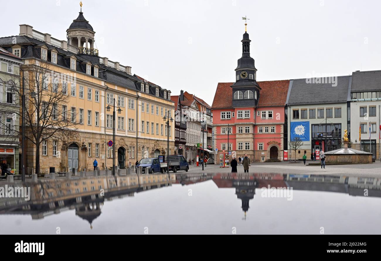 Eisenach, Germania. 15th Mar 2022. Il palazzo della città e il municipio si riflettono sul tetto di un'auto. La città di Eisenach, il distretto di Wartburg e il quartiere evangelico della chiesa luterana di Eisenach-Gerstungen hanno pianificato un vasto programma di lavoro di traduzione di Lutero quest'anno. Durante la conferenza stampa annuale della città di Eisenach, il 16 marzo, sarà presentato il programma per l'anniversario '500 anni di traduzione della Bibbia'. Credit: Martin Schutt/dpa-Zentralbild/dpa/Alamy Live News Foto Stock