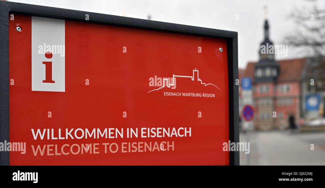 Eisenach, Germania. 15th Mar 2022. "Benvenuti a Eisenach" è scritto su una bacheca informativa sulla piazza del mercato. La città di Eisenach, il distretto di Wartburg e il quartiere evangelico della chiesa luterana di Eisenach-Gerstungen hanno pianificato un vasto programma di lavoro di traduzione di Lutero quest'anno. Durante la conferenza stampa annuale della città di Eisenach, il 16 marzo, sarà presentato il programma per l'anniversario '500 anni di traduzione della Bibbia'. Credit: Martin Schutt/dpa-Zentralbild/dpa/Alamy Live News Foto Stock