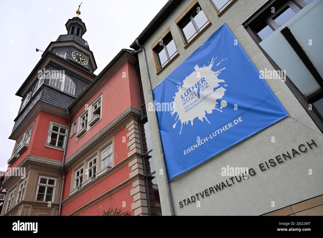 Eisenach, Germania. 15th Mar 2022. '500 anni di traduzione della Bibbia' è scritto sul banner sulla facciata dell'amministrazione della città. La città di Eisenach, il distretto di Wartburg e il quartiere evangelico della chiesa luterana di Eisenach-Gerstungen hanno pianificato un vasto programma di lavoro di traduzione di Lutero quest'anno. Durante la conferenza stampa annuale della città di Eisenach, il 16 marzo, sarà presentato il programma per l'anniversario '500 anni di traduzione della Bibbia'. Credit: Martin Schutt/dpa-Zentralbild/dpa/Alamy Live News Foto Stock