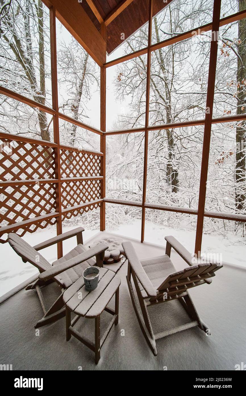 Cabina tre patio stagionale dopo la tempesta di neve Foto Stock