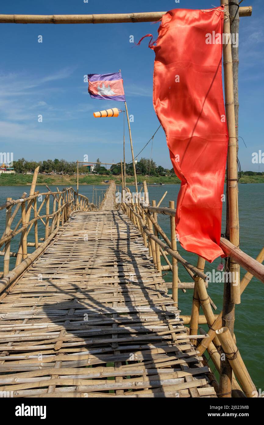 Il ponte di bambù Kampong Cham in Cambogia è il più lungo del mondo a Kampong Cham, Cambogia. Foto Stock