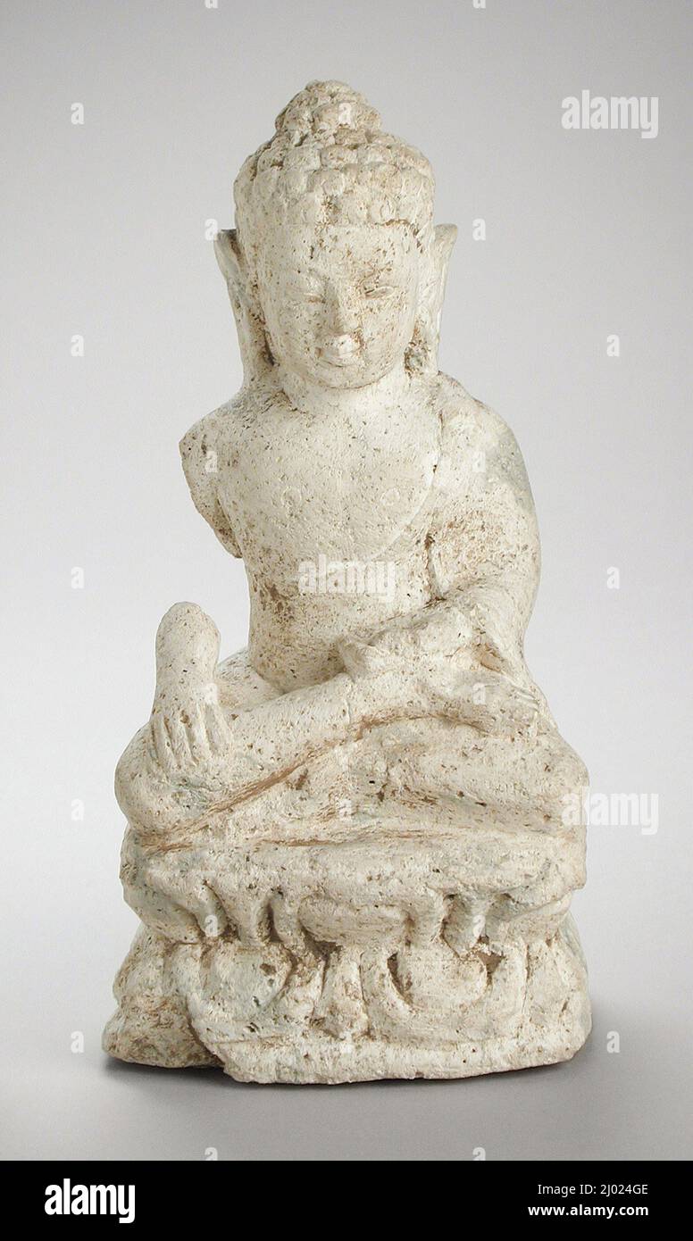 Un Buddha. Indonesia, Giava orientale, circa 14th o più tardi. Scultura. Tufo vulcanico Foto Stock