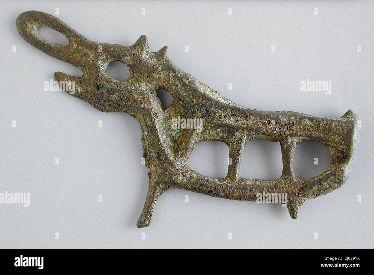 Fantastica bestia o orso. Siberia occidentale o regione di Volga/Kama, 4th-11th secolo d.C. Gioielli e ornamenti; placche. Bronzo, fuso Foto Stock