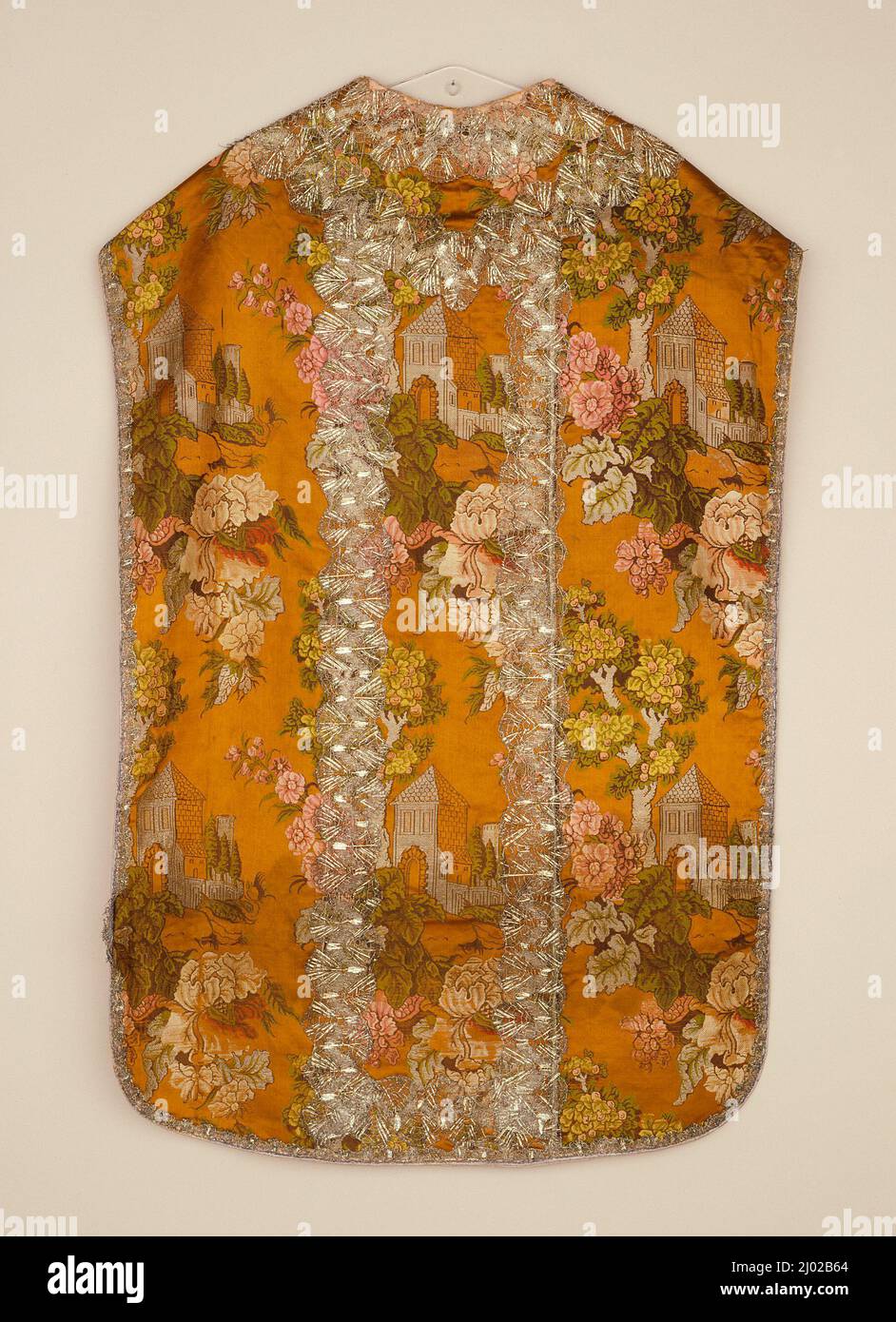 Ensemble ecclesiastico (Chasuble, Stole e Maniple). Italia, Bologna, 1735-1740. Costumi; ecclesiastici. Satinato di seta con disegno a trama supplementare in seta e filo metallico, con pizzo metallico Foto Stock