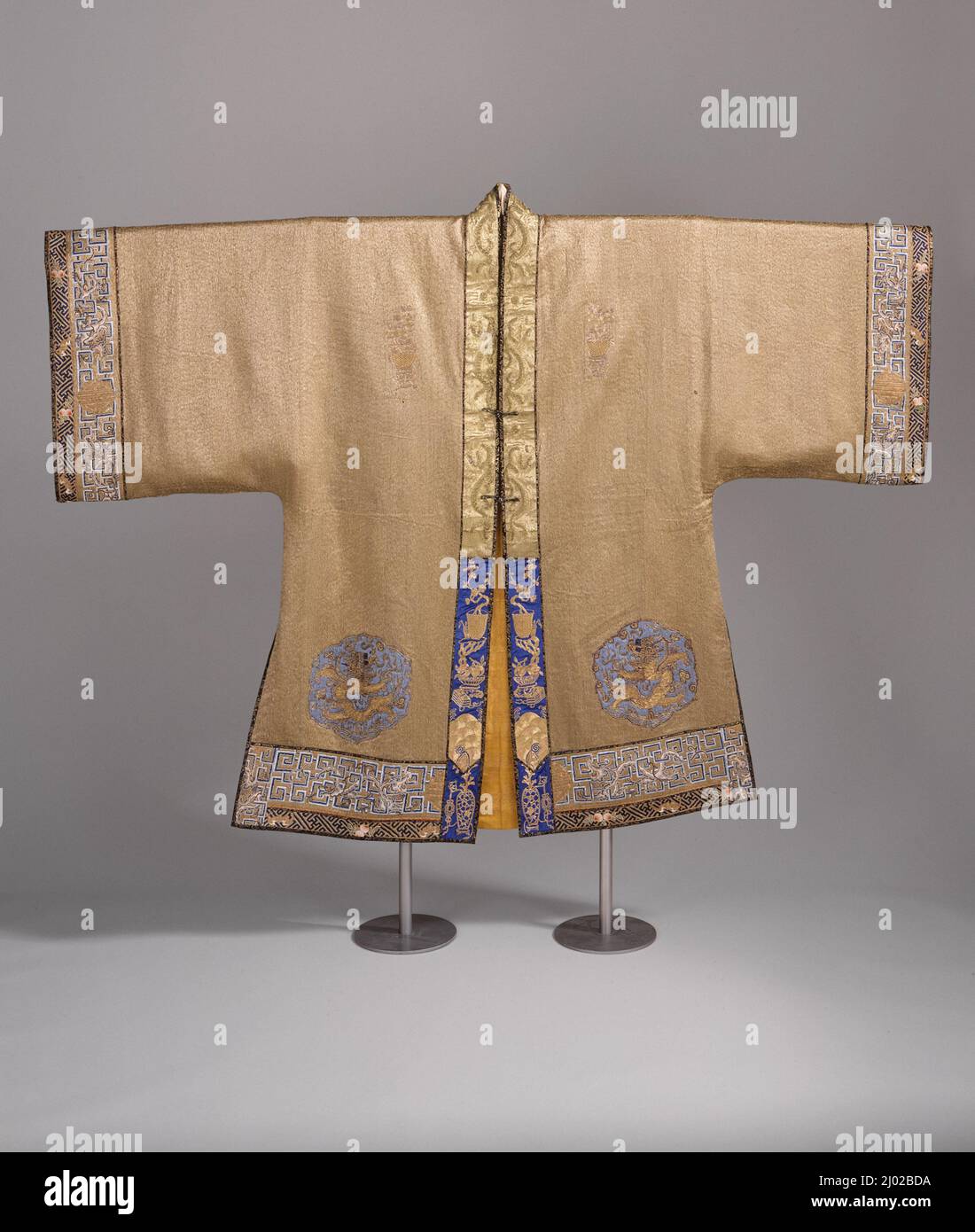 Robe del sacerdote Daoista. Cina, fine dinastia Qing, circa 1800-1911. Costumi. Ricamo in seta e filo metallico su tela di cotone a garza Foto Stock