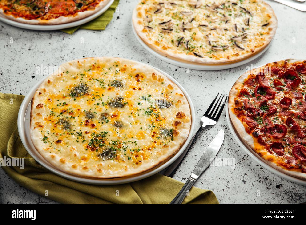 Gruppo di diverse pizze appena sfornate Foto Stock