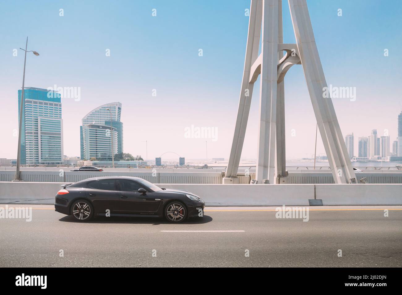 Dubai, Emirati Arabi Uniti - 28 maggio 2021: Black Porsche Panamera auto in movimento in città strada. Porsche Panamera è un'auto di lusso di medie/grandi dimensioni Foto Stock