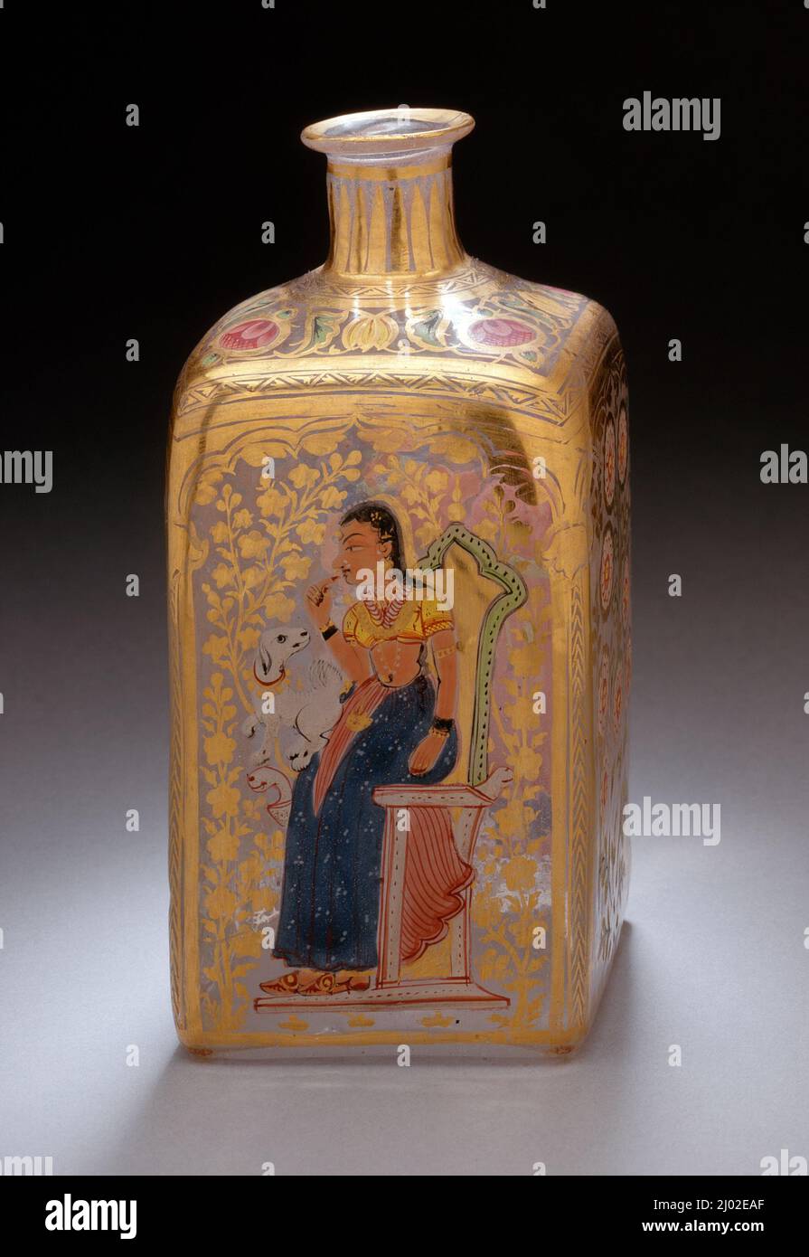 Flacone. India, Gujarat, Penisola di Kathiawar, circa 1725-1750. Mobili; Accessori. Vetro trasparente soffiato con smalto e doratura Foto Stock
