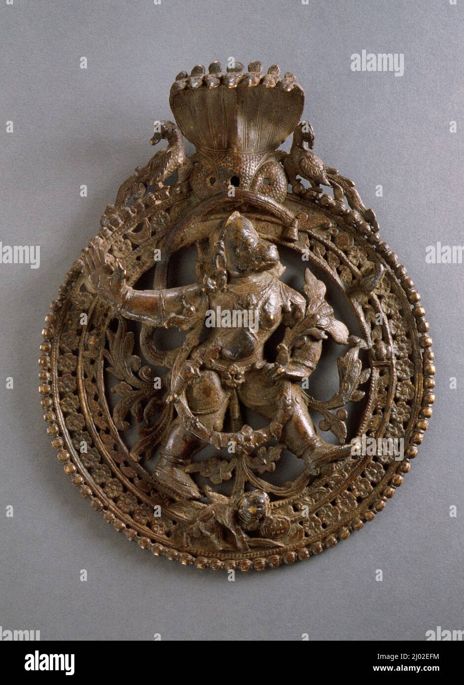 La placca pettorale dell'ascetico con Hanuman, la scimmia Divina. India, Karnataka o Maharashtra, 16th secolo. Gioielli e ornamenti; pettorali. Lega di rame Foto Stock