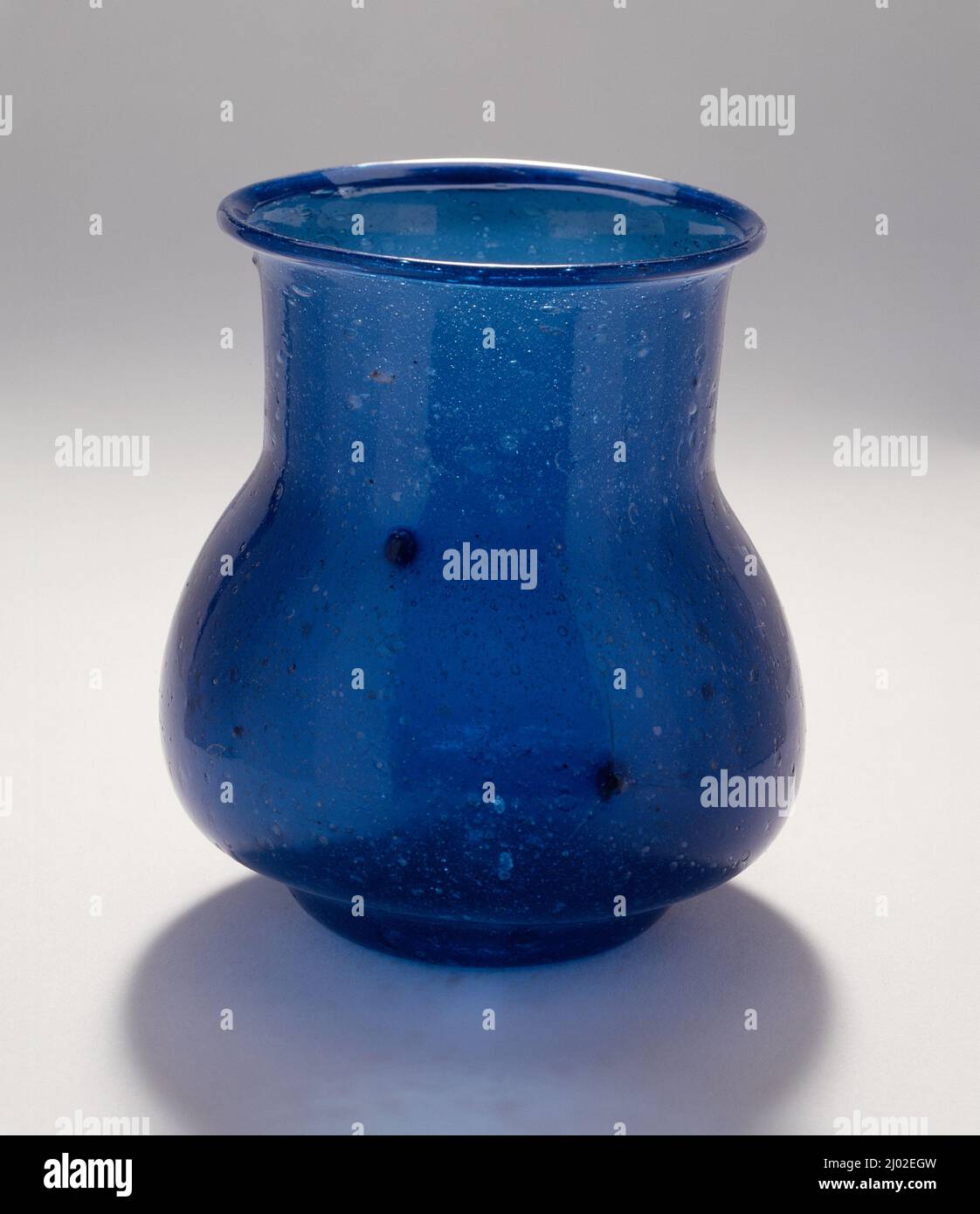 Vaso. India, Gujarat, Kapadwanj, circa 1750-1800. Mobili; Serviceware. Vetro blu Foto Stock