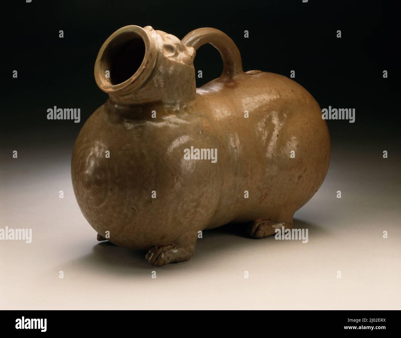 Nave in forma di Leone (Huzi). Cina, probabilmente provincia di Zhejiang, periodo dei tre regni, dinastia orientale di Jin, 317-420. Mobili; Serviceware. Yue ware, gres porcellanato con decorazione modellata e applicata e glassa verde Foto Stock