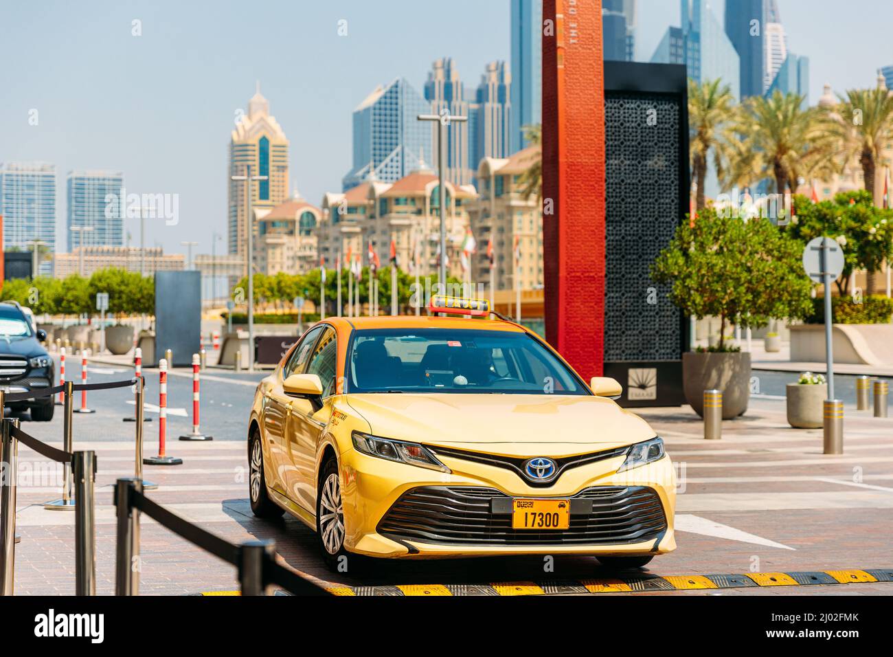 Dubai, Emirati Arabi Uniti - 28 maggio 2021: Taxi auto Toyota parcheggiata in strada. Vista del quartiere residenziale di Dubai. Toyota taxi auto parcheggiata a. Foto Stock
