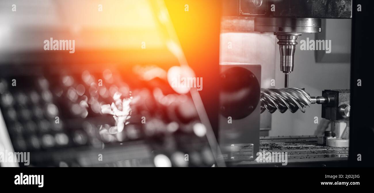 Banner fabbrica industriale la fresatrice CNC lavora la parte in acciaio senza fine con trucioli metallici. Foto Stock