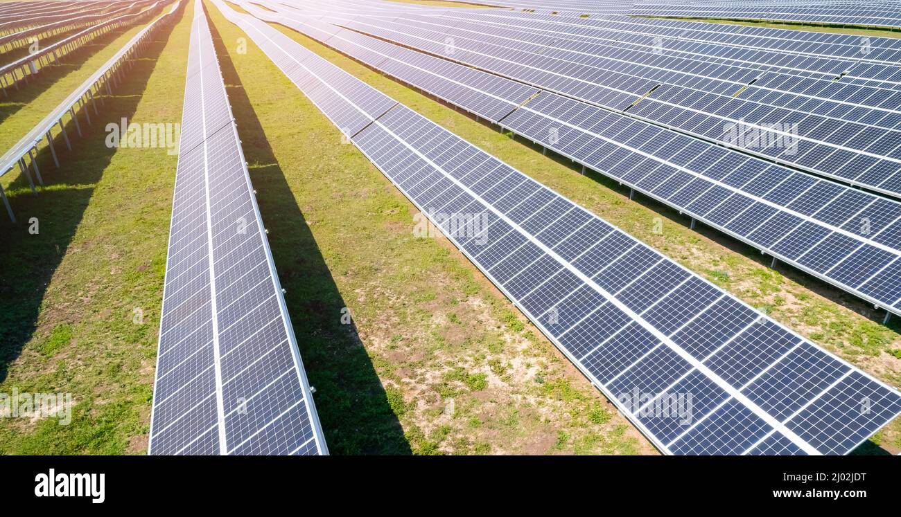 Banner Pannelli solari in giorno di sole vista aerea luce solare. Azienda agricola che produce energia verde pulita. Foto Stock