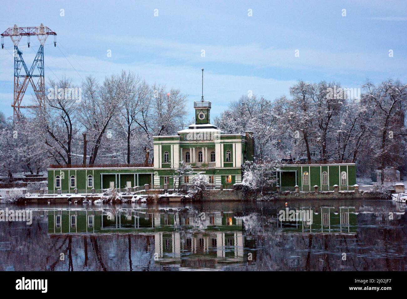Bellissimo e insolito palazzo bianco verde, il complesso sportivo si trova sulle rive dell'isola Monastyrsky sul fiume Dnipro nella città di Dnipro. Foto Stock
