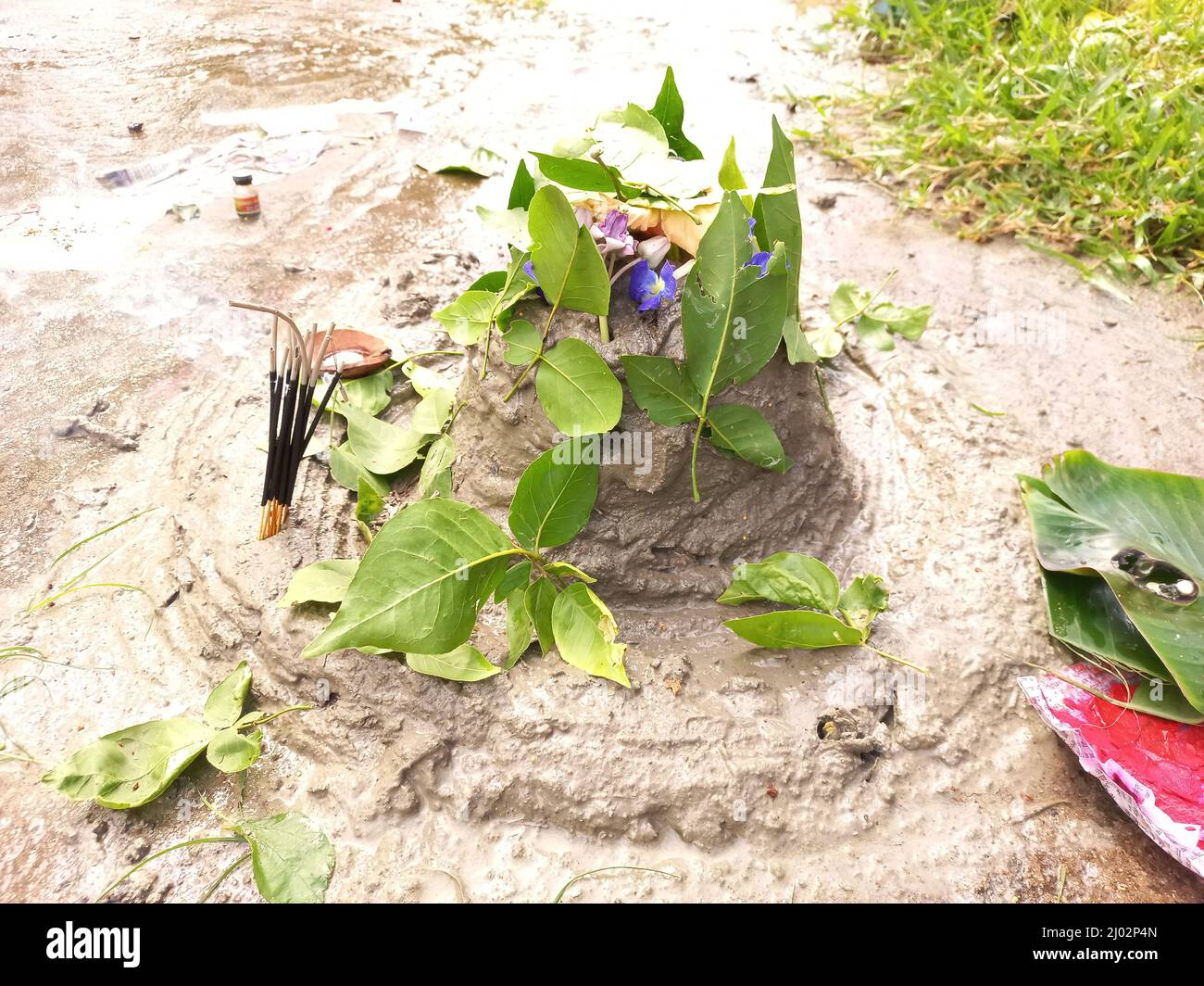 lord shiv lingam o shiva linga è fatto di argilla per shiv puja. Foto Stock