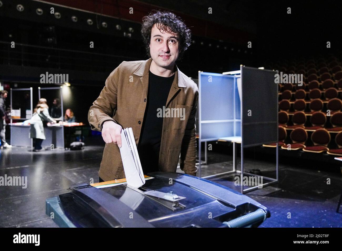 DEN HAAG - GroenLinks-leider Jesse Klaver brengt, samen met zijn vrouw Jolein Klaver, in Theatre de Regentes zijn stem uit voor de gemeenteraadsverkiezingen. ANP PHIL NIJHUIS Foto Stock