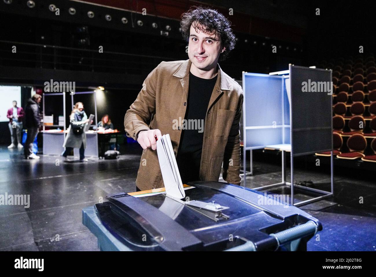 DEN HAAG - GroenLinks-leider Jesse Klaver brengt in Theatre de Regentes zijn stem uit voor de gemeenteraadsverkiezingen. ANP PHIL NIJHUIS Foto Stock