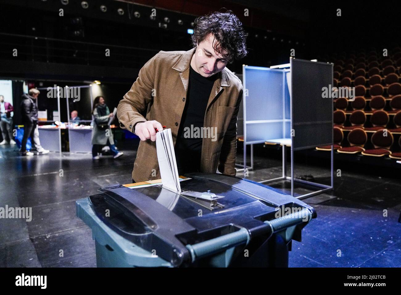 DEN HAAG - GroenLinks-leider Jesse Klaver brengt in Theatre de Regentes zijn stem uit voor de gemeenteraadsverkiezingen. ANP PHIL NIJHUIS Foto Stock