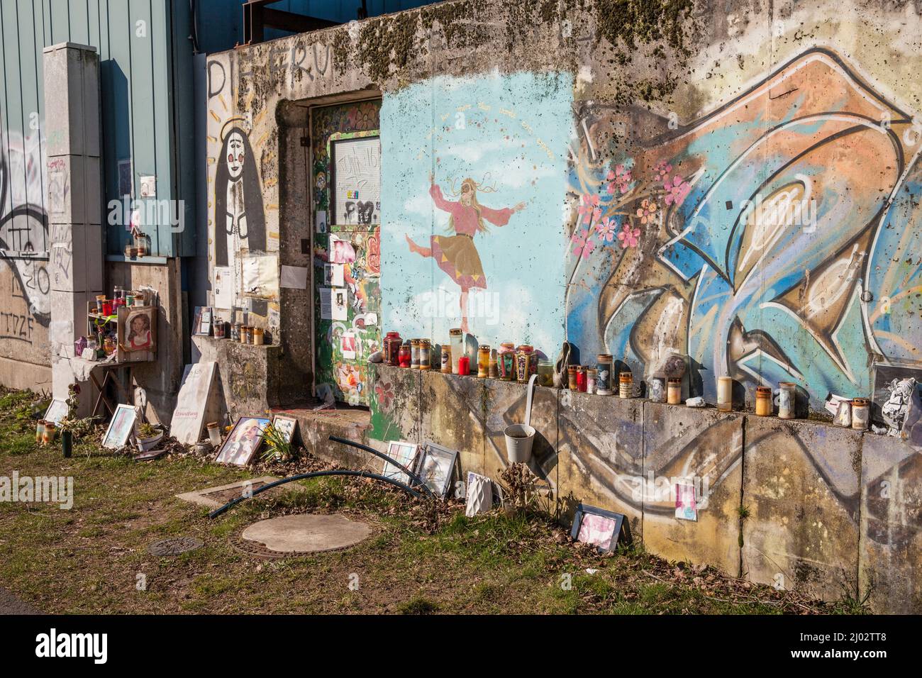 memoriale per Barby Kelly presso un muro di Auenweg nel porto di Muelheim, Colonia, Germania. Il membro della band Kelly Family era morto nel 2021. Vive Foto Stock