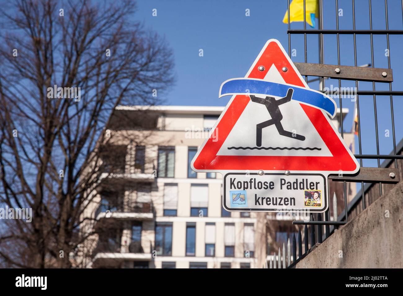 Divertente segno avverte di headless paddlers sulla riva del Reno nel distretto di Muelheim, Colonia, Germania. Lustiges Schild wornt vor kopflosen Paddlern am Foto Stock