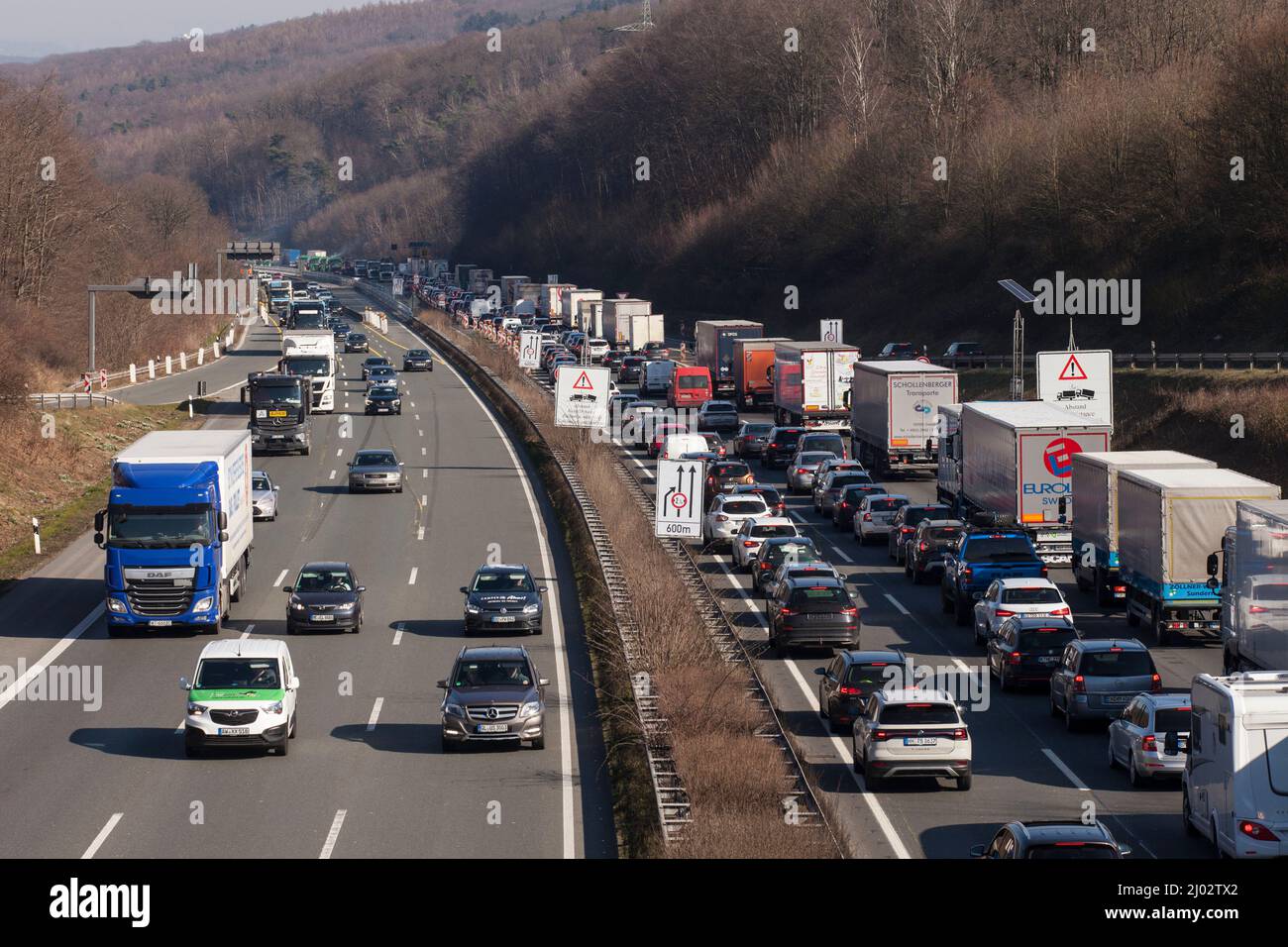 Ingorghi di traffico sulla superstrada A1 vicino a Wetter-Vollmarstein in direzione di Dortmund, regione della Ruhr, Renania settentrionale-Vestfalia, Germania Stau auf der Autobah Foto Stock