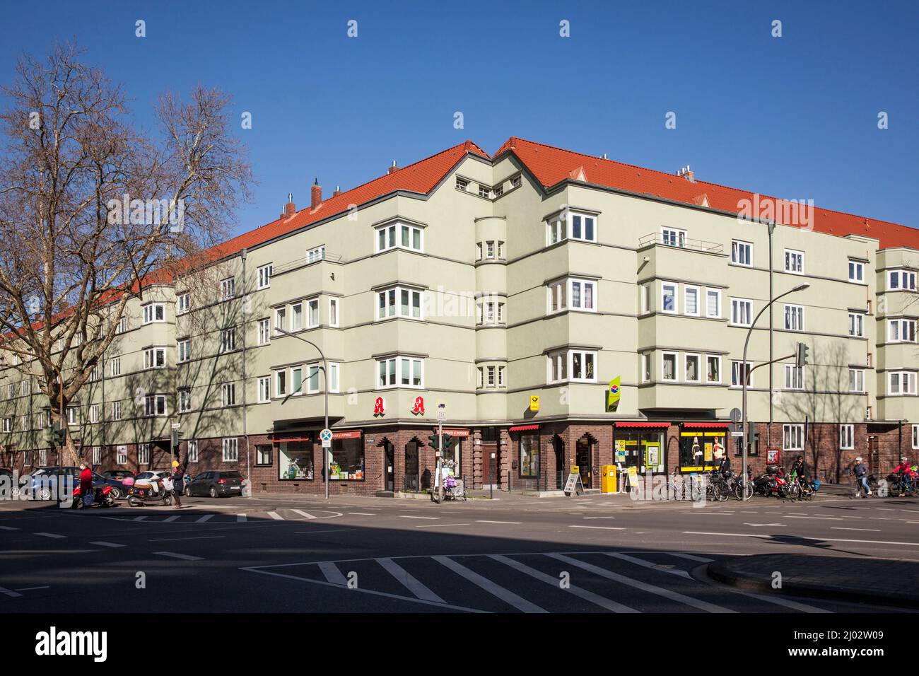 blocco di appartamenti all'angolo di via Vorgebirgs / via Kierberger nel quartiere di Zollstock, Colonia, Germania. Wohnblock an der Ecke Vorgebirgsst Foto Stock