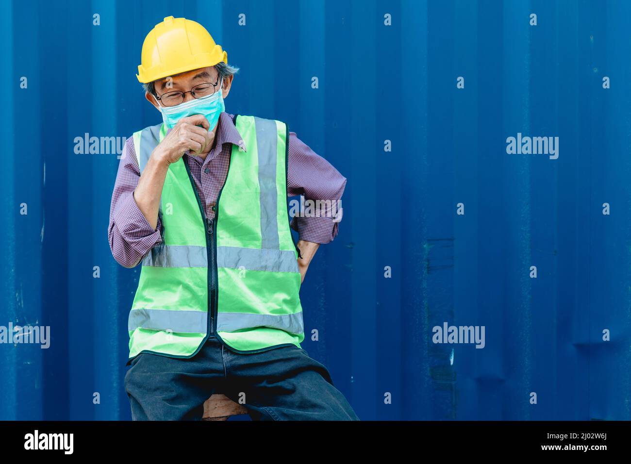 anziano anziano lavoratore tecnico personale dolore influenza problema di salute male da duro lavoro Foto Stock