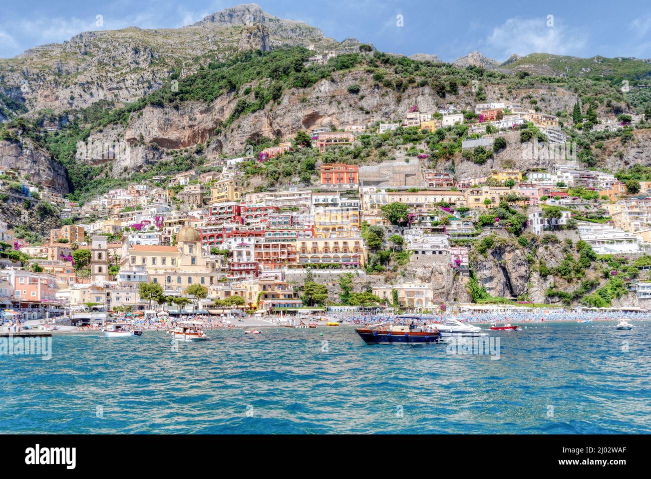 Costiera Amalfitana, Italia - Luglio 01 2021: Vista sul paese di Positano lungo la Costiera Amalfitana in Italia, con le sue caratteristiche case colorate Foto Stock