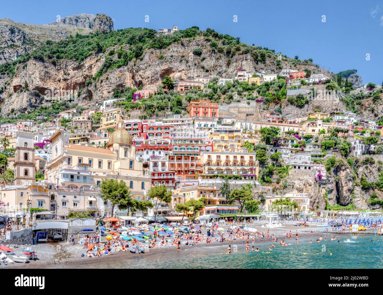 Costiera Amalfitana, Italia - Luglio 01 2021: Vista sul paese di Positano lungo la Costiera Amalfitana in Italia, con le sue caratteristiche case colorate Foto Stock