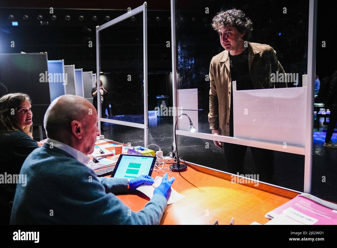 DEN HAAG - GroenLinks-leider Jesse Klaver brengt in Theatre de Regentes zijn stem uit voor de gemeenteraadsverkiezingen. ANP PHIL NIJHUIS Foto Stock