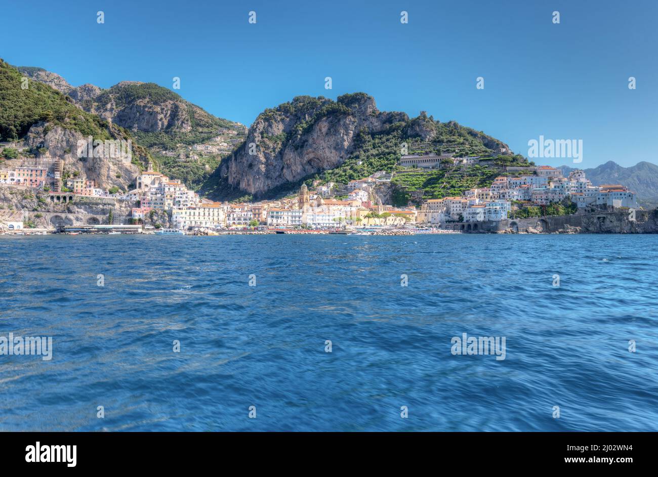 Costiera Amalfitana, Italia - Luglio 01 2021: Vista spettacolare dal mare sulla città di Amalfi Foto Stock